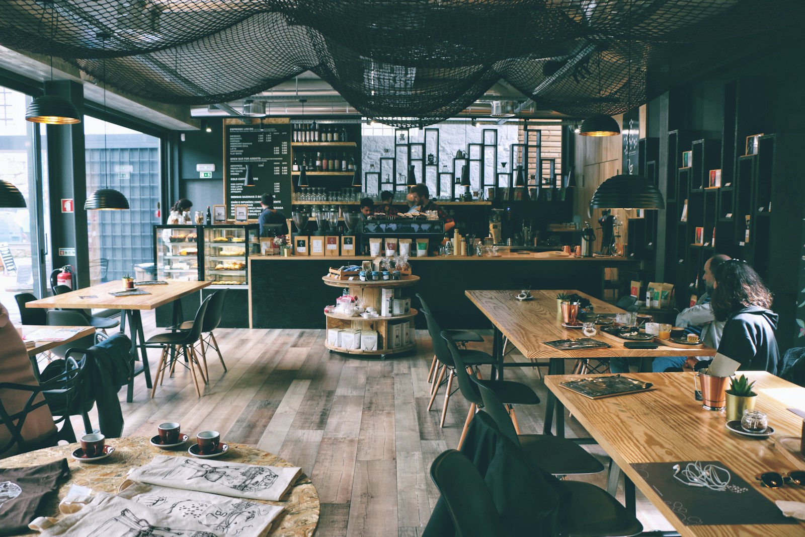 あたたかな照明の店内