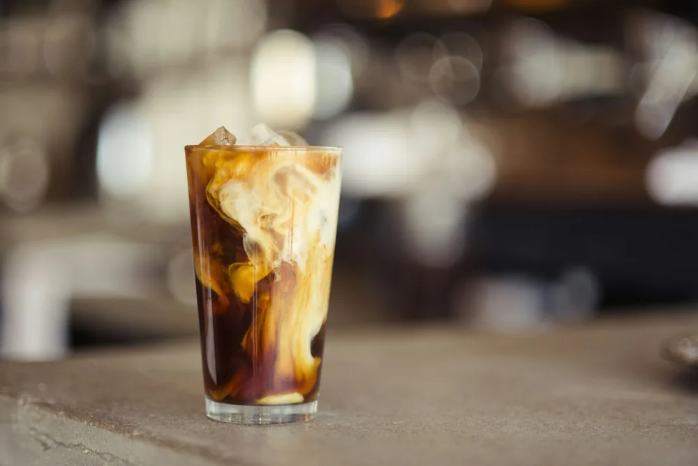 ミルクが混ざる水出しアイスコーヒー